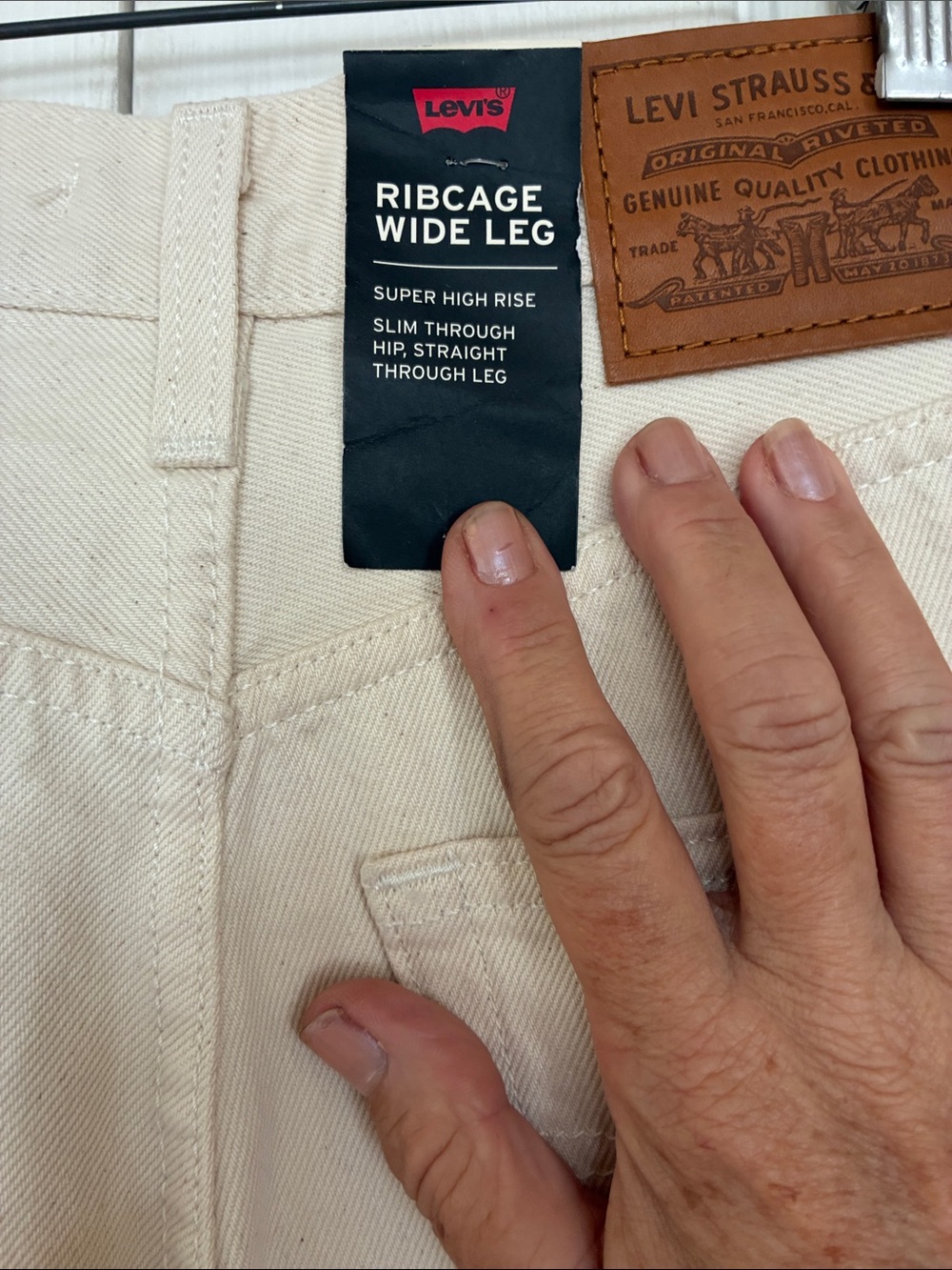 New Levi’s Premium Ribcage Wide leg inseam 31” - Picture 5 of 6